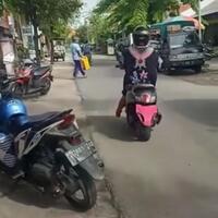 untuk-menghindari-tilang-etle-emak-emak-tutup-plat-nomor-motornya-pakai-celana-dalam