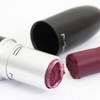 4-cara-jenius-perbaiki-lipstik-yang-rusak-ngga-perlu-beli-baru