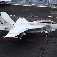 dihantam-cuaca-buruk-super-hornet-tersapu-dari-dek-kapal-induk-dan-nyemplung-ke-laut