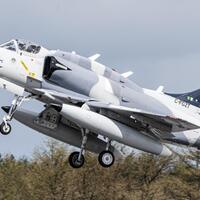a-4n-aggressor-skyhawk---jet-tempur-tua-canggih-dilengkapi-radar-aesa-dan-irst