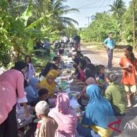 20-tahun-menunggu-warga-desa-ini-syukuran-makan-massal-di-jalan-untuk-jalan-baru