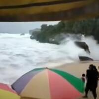 waspada-ombak-besar-saat-liburan-di-pantai-hati-hati-jangan-lakukan-aktivitas-ini