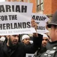 rudi-valinka-sebut-islamophobia-makin-jelas-dan-nyata-sholat-di-stadion-karena