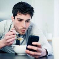 hobi-makan-sambil-nonton-atau-main-hp-stop-mulai-sekarang-ini-dia-bahayanya