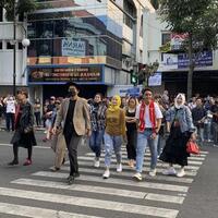 bahaya-anak-muda-di-kota-lain-ikut-ikutan-fashion-week-di-zebra-cross-jalan-raya