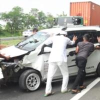 aksi-heroik-anggota-dpr-sendirian-menolong-warga-kecelakaan-di-tol-siapakah-dia