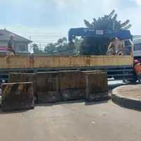 petugas-tutup-akses-jembatan-kapin-di-pondok-kelapa