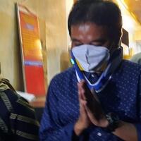 penampakan-roy-suryo-tak-ditahan-polisi-keluar-pakai-penyangga-di-leher