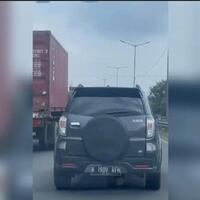 mobil-pelat--rf--yang-dicegat-di-tol-pancoran-juga-tabrak-mobil-dinas-tni