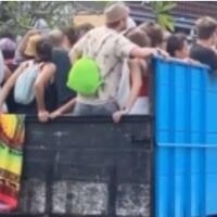 bule-di-indonesia-bahagia-dari-naik-truk-di-belakang-sampai-gak-pakai-helm