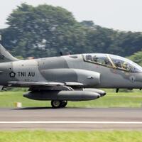 akibat-pecah-ban-pesawat-hawk-tni-au-tergelincir-saat-lepas-landas-pilot-selamat