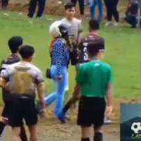 beredar-video-istri-jemput-suami-kedalam-lapangan-saat-main-bola-apakah-pantas