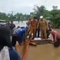 bukan-diarak-bagai-raja-ini-alasan-bupati-bengkulu-utara-naik-rakit-tinjau-banjir