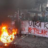 demo-tolak-harga-bbm-naik-mahasiswa-bakar-ban-dekat-istana-bogor