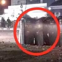viral-tembakan-panah-dari-barikade-polisi-saat-bubarkan-demo-di-makassar