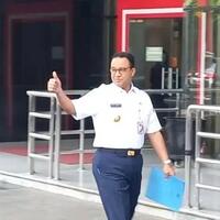 tenteng-map-biru-anies-baswedan-penuhi-panggilan-kpk-terkait-masalah-formula-e