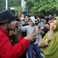 semprot-mahasiswa-unhas-yang-demo-bbm-ibu-ibu-ini-bilang-bikin-malu