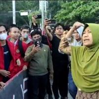 demo-bbm-malah-dimarahi-emak-emak-yang-mau-lewat-awas-kualat-lo-gan