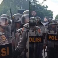 moment-lucu-ketika-mahasiswa-demo-bertemu-kawannya-yang-polisi