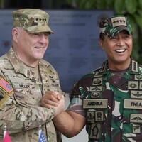 kunjungi-latihan-sgs-2022-jenderal-andika-sempatkan-dialog-dengan-tentara-amerika