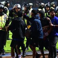 10-mobil-polisi-hancur-saat-rusuh-tanding-arema-fcvs-persebaya-di-stadion-kanjuruhan
