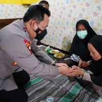 kapolri-datangi-rumah-duka-aremania-korban-tragedi-kanjuruhan