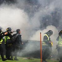 propam-periksa-18-polisi-yang-pegang-senjata-gas-air-mata-di-stadion-kanjuruhan