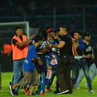 suporter-arema-brutal-pemain-dan-polisi-diserang-kendaraan-dirusak