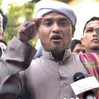 habib-rizieq-ditembak-gas-air-mata-tapi-tak-tumbang-saat-itu-iwan-bule-pemimpinnya