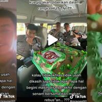 viral-polisi-jilati-kue-buat-hut-tni