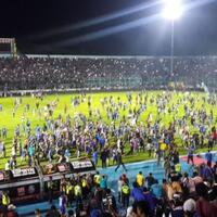 kanjuruhan-3-kesalahan-besar-suporter-termasuk-pukul-pemain-cadangan-arema-fc