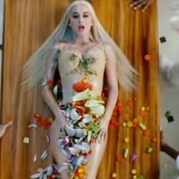 nyotaimori-tradisi-jepang-nyomot-makanan-diatas-tubuh-tanpa-busana-wanita