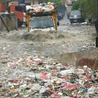 tpa-cipayung-depok-sempat-banjir-sampah-hanyut-hingga-ke-jalan