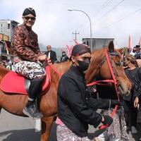 dewan-pembina-sahabat-ganjar-pimpin-kirab-budaya-di-dieng-himpun-dukungan-warga