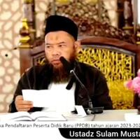 ustadz-sulam-sungkem-pada-orang-tua-haram-cukup-peluk