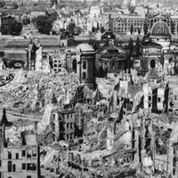 14-2-1945-hancurnya-kota-dresden-akibat-ribuan-ton-bom-perang-dunia-ii