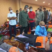 pasukan-oranye-dan-biru-donasi-darah-dan-dapat-sembako-gratis-heru-mereka-tulang