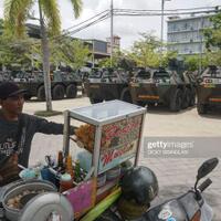 ktt-g20-bali-bapak-penjual-bakso-jadi-viral-saat-berjualan-di-depan-anoa-milik-tni