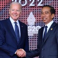 momen-biden-semringah-salam-hormat-ke-jokowi-saat-tiba-di-lokasi-g20