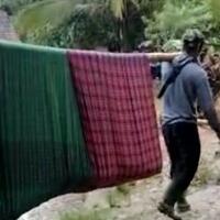 ada-lagi-warga-sakit-di-pandeglang-ditandu-3-km-gegara-jalan-rusak
