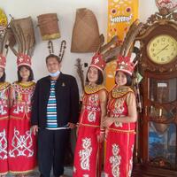 berfoto-dengan-anak-anak-pak-kris-mara