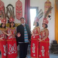berfoto-dengan-anak-anak-pak-kris-mara-1