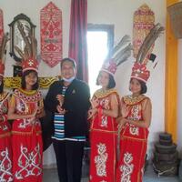 berfoto-dengan-anak-anak-pak-kris-mara-2