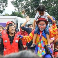 artis-pelawak-komeng-bersama-koplak-hibur-warga-terdampak-gempa-di-cianjur