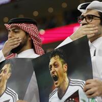 bentangkan-poster-mesut-ozil-aksi-saling-sindir-di-piala-dunia-qatar