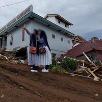 dua-ibu-selfie-di-lokasi-bencana-gempa-cianjur-latarnya-bangunan-yang-ambruk