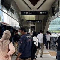 halte-bundaran-hi-sempit-tak-ada-toilet-dan-becek-jika-hujan-deras