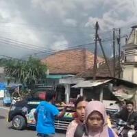 momen-kepanikan-warga-desa-kala-semeru-muntahkan-awan-panas-7-km