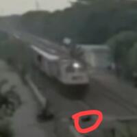 heroik-penjaga-palang-pintu-ka-sukodadi-lakukan-penyelamatan-pada-pemotor-bandel