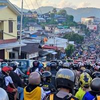 tak-terbendung-pawai-kemenangan-fans-brasil-bikin-batu-merah-ambon-macet-parah